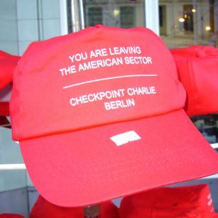 Checkpoint Charlie hat