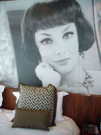 Black & white photos of movie stars above the beds at Palais Stephanie