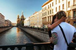 Kissing Couple - Advice for traveling couples